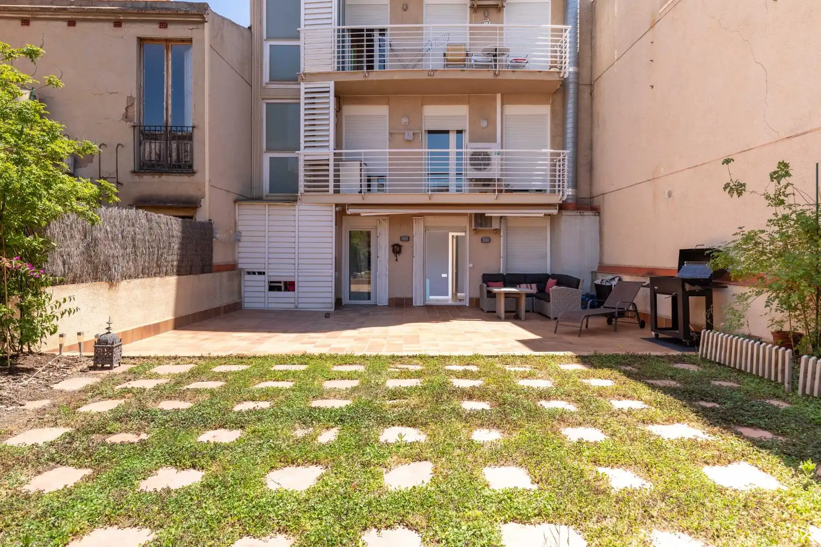 Vista exterior de Pis en venda en Terrassa amb Aire condicionat, Calefacció i Jardí privat