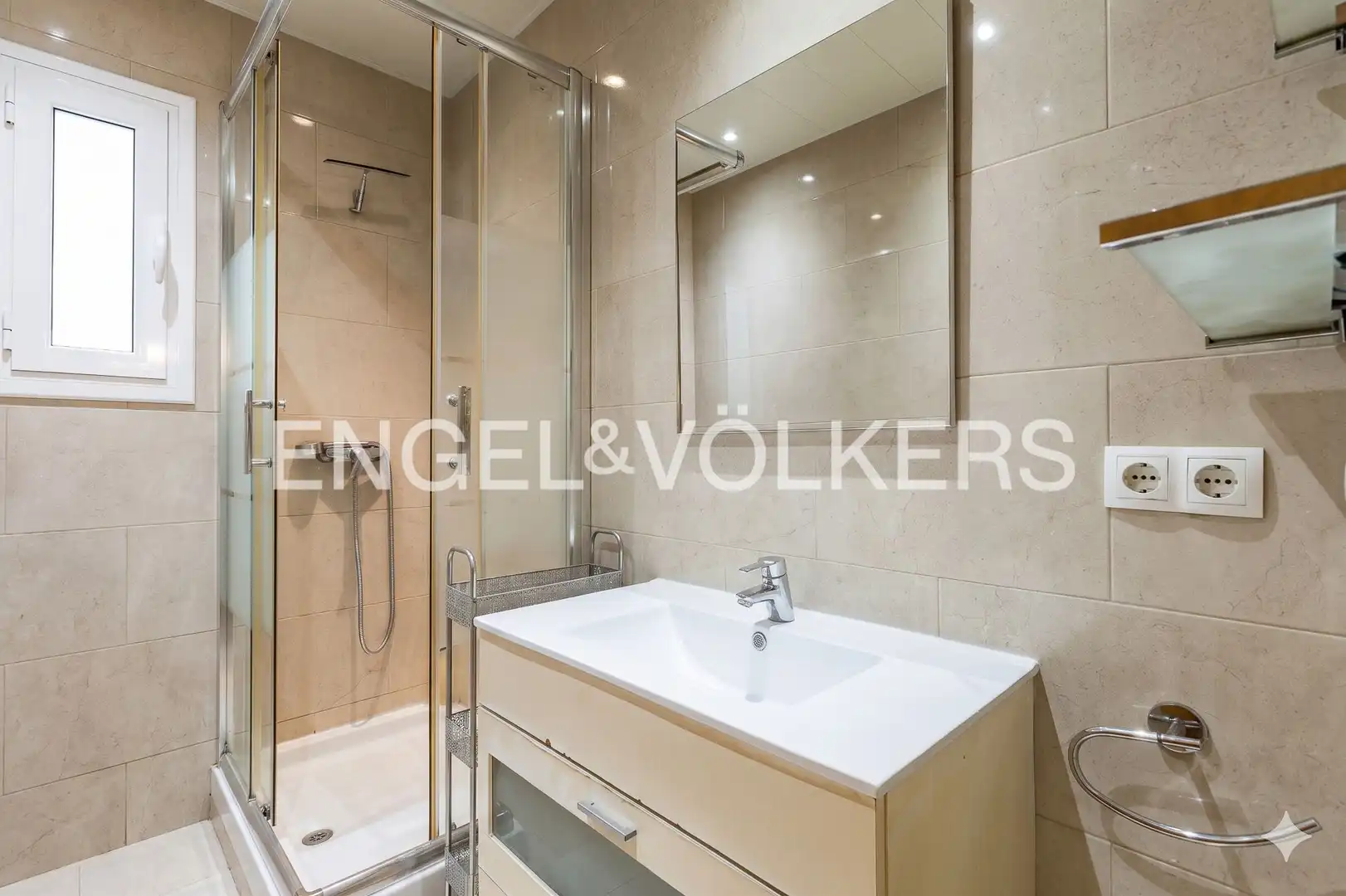 Bathroom of Flat for sale in Barcelona  with Air Conditioner, Heating and Balcony