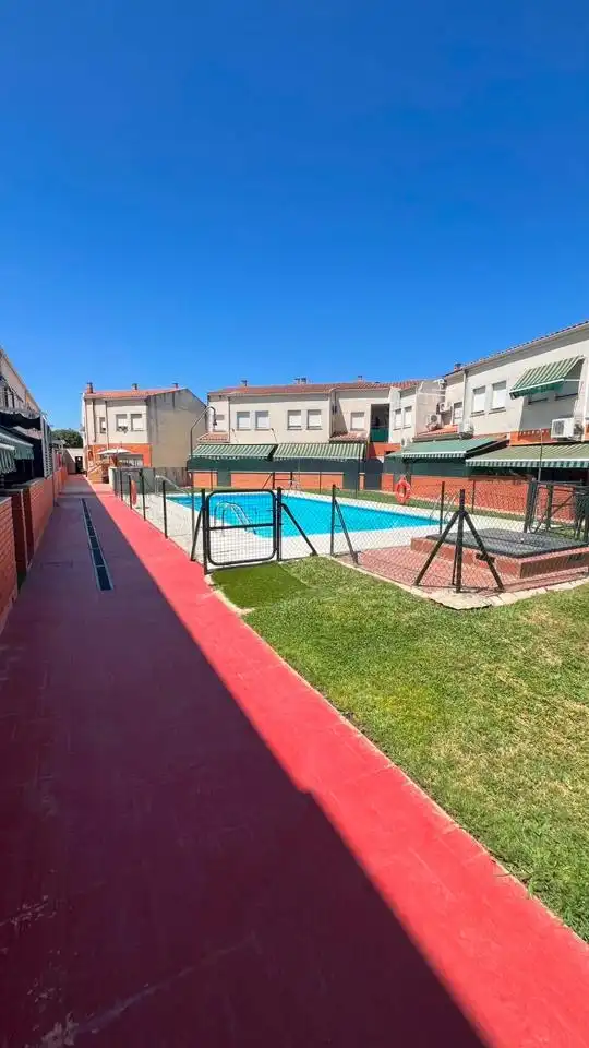 Piscina de Casa o xalet en venda en Badajoz amb Aire condicionat, Jardí privat i Terrassa