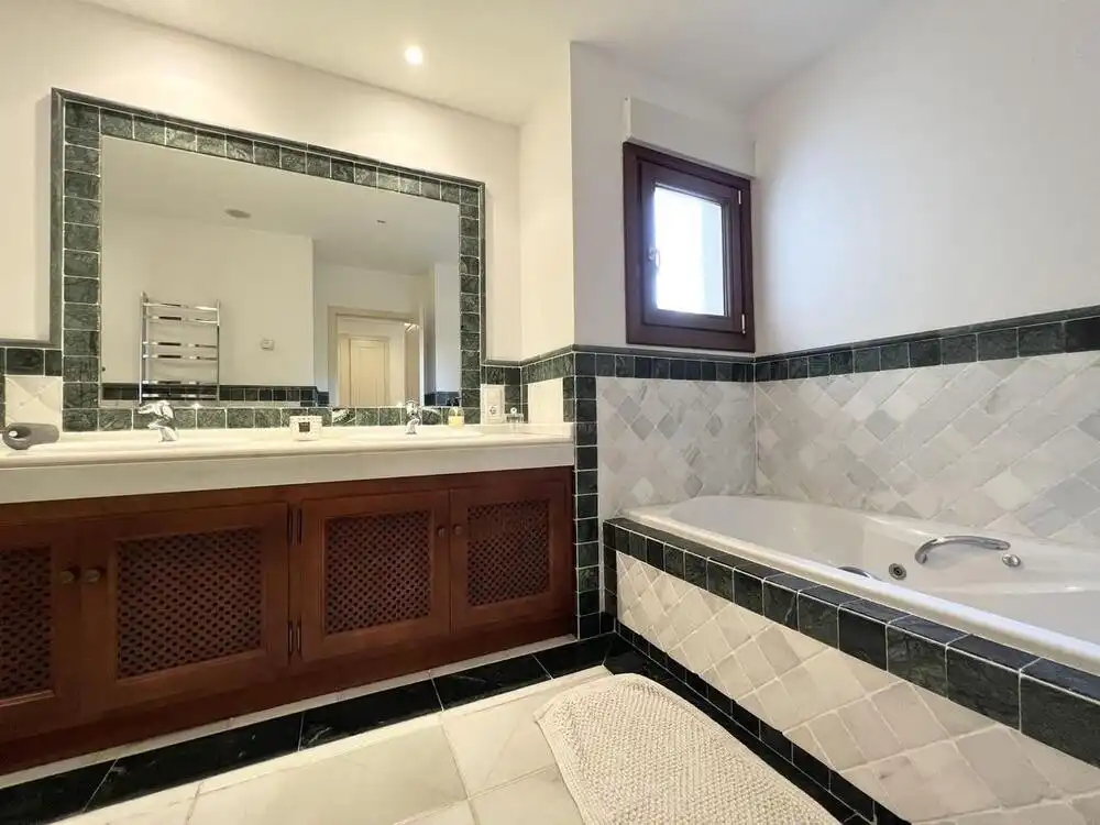 Bathroom of Ground floor for rent in Marbella  with Air Conditioner, Private garden and Terrace