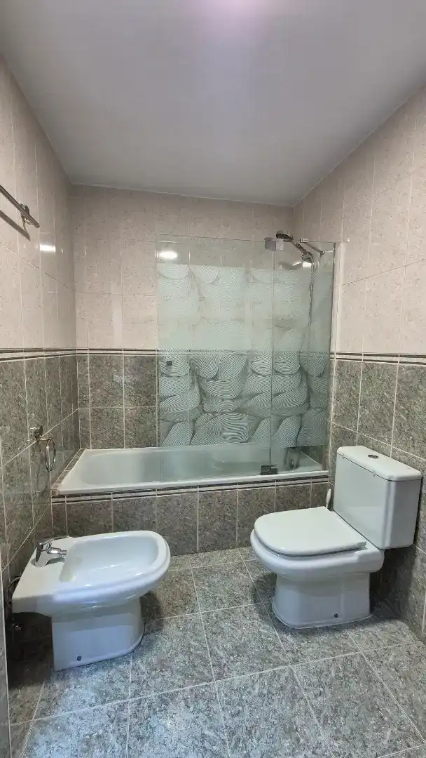 Badezimmer von Wohnung zum Verkauf in  Madrid Capital mit Klimaanlage und Terrasse