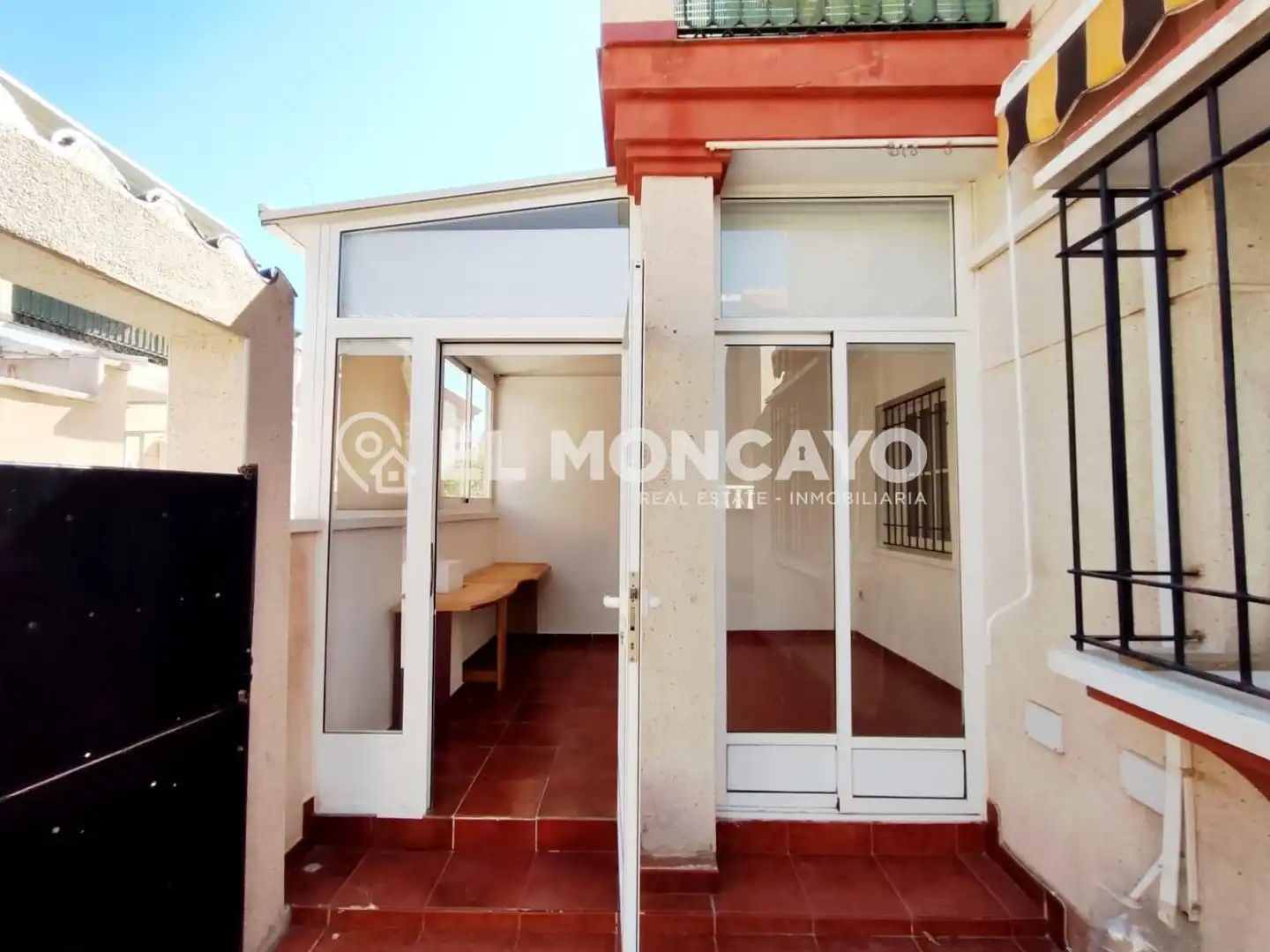Vista exterior de Casa o xalet en venda en Orihuela amb Aire condicionat, Calefacció i Jardí privat