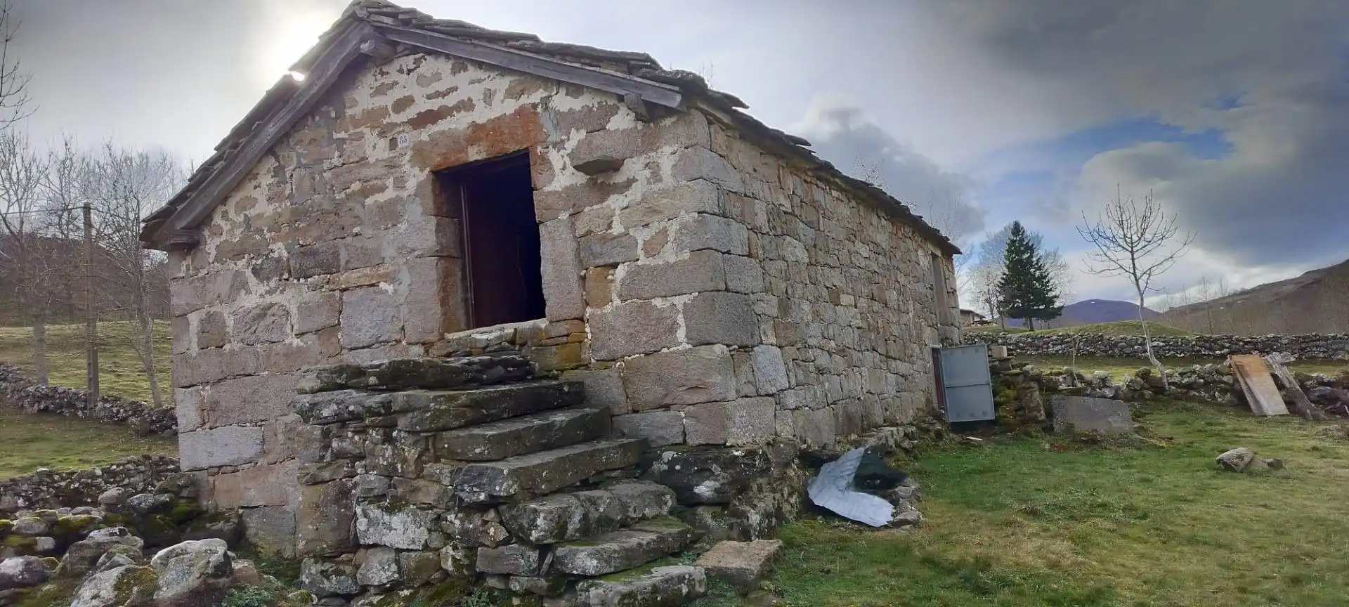 Vista exterior de Finca rústica en venda en Espinosa de los Monteros amb Jardí privat