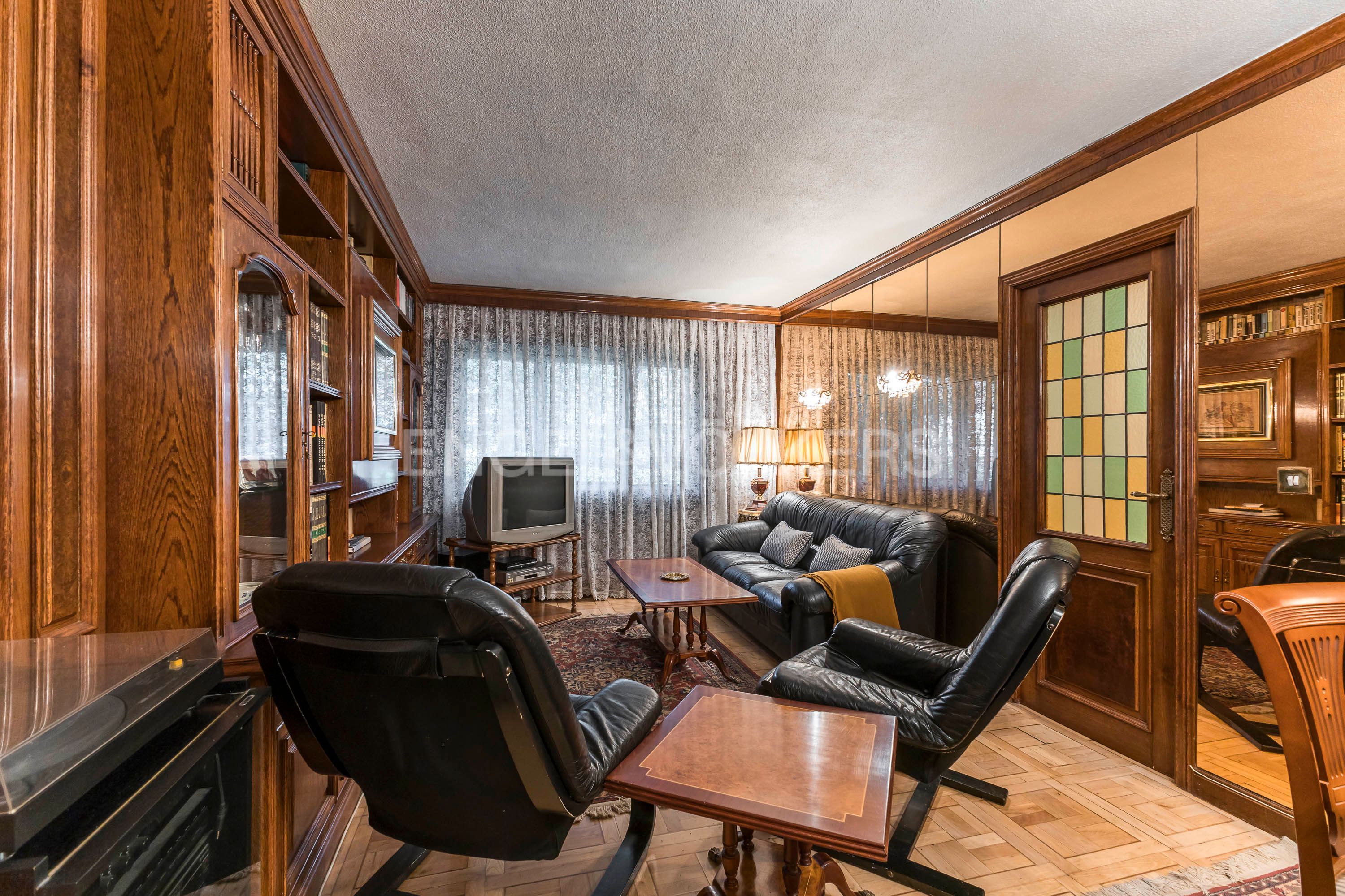 Sala d'estar de Apartament en venda en  Madrid Capital amb Calefacció, Parquet i Traster