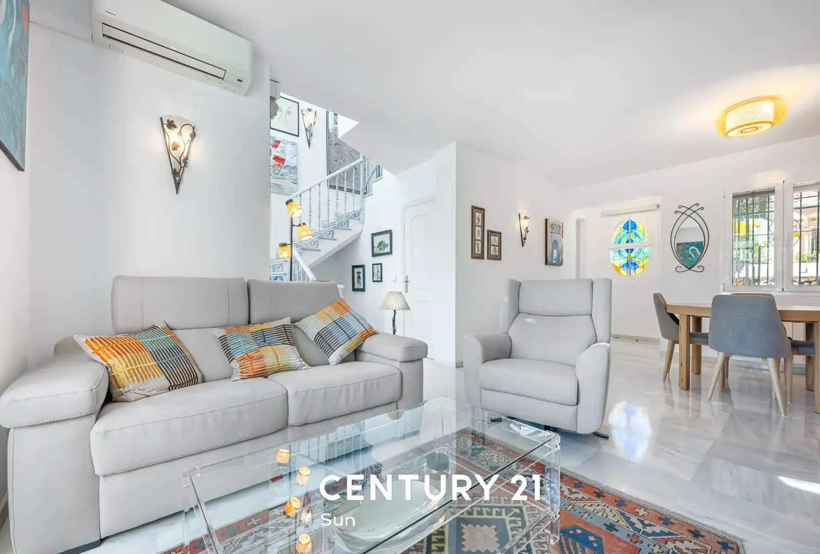 Sala de estar de Casa adosada en venta en Marbella con Aire acondicionado, Calefacción y Jardín privado