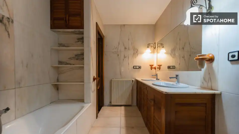 Baño de Piso de alquiler en Valencia con Aire acondicionado, Calefacción y Amueblado
