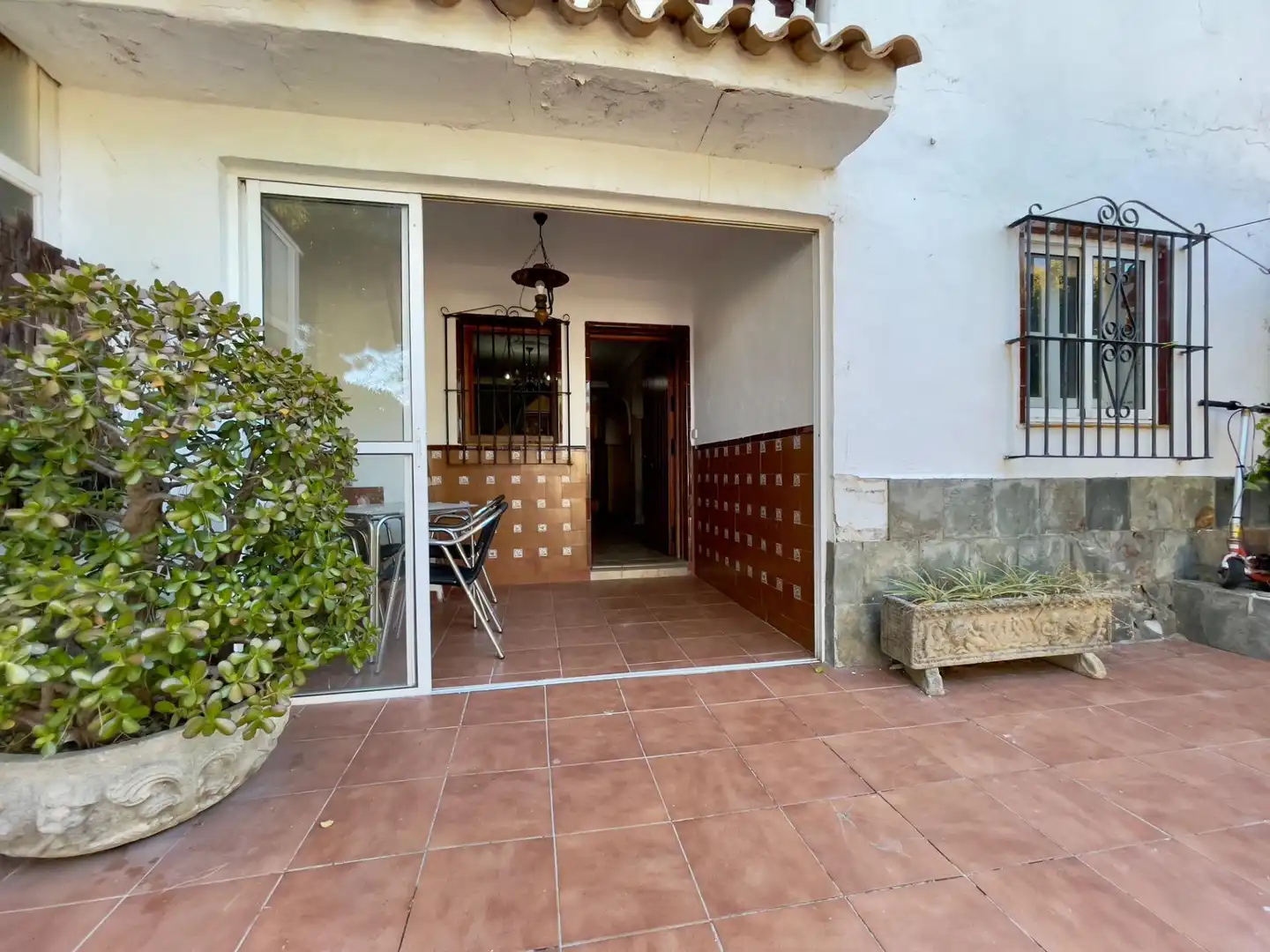 Vista exterior de Casa adosada en venda en Chiclana de la Frontera amb Aire condicionat, Jardí privat i Terrassa
