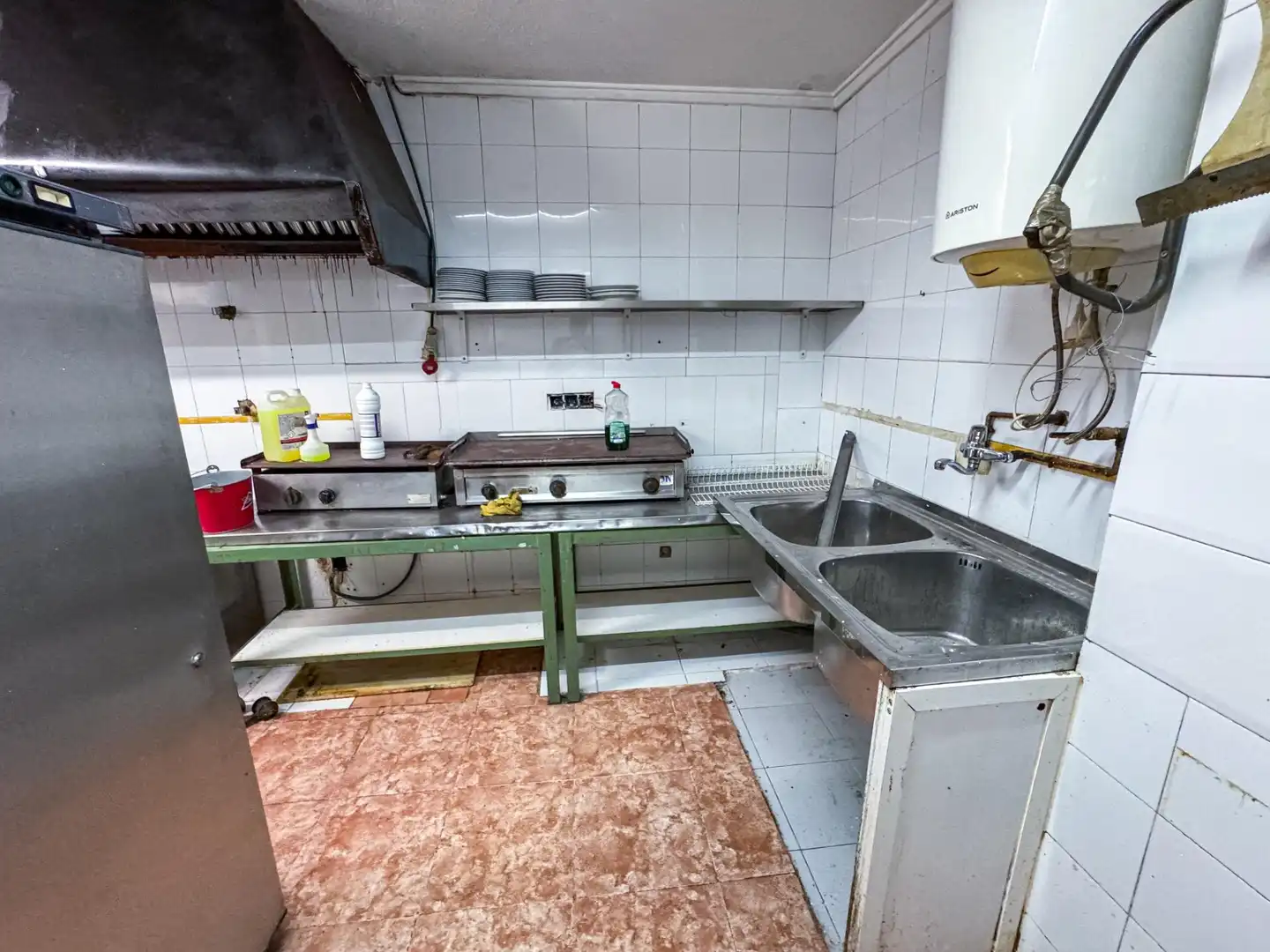 Cuina de Local en venda en Torrevieja amb Aire condicionat, Terrassa i Moblat