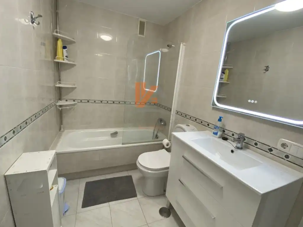 Bathroom of Flat for rent in Santiago de Compostela   with Furnished