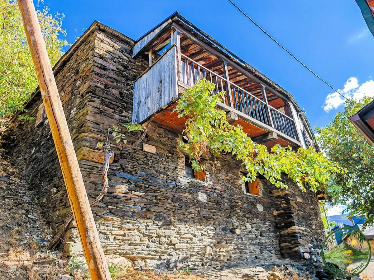 Vista exterior de Casa o xalet en venda en Ponferrada amb Calefacció, Jardí privat i Parquet