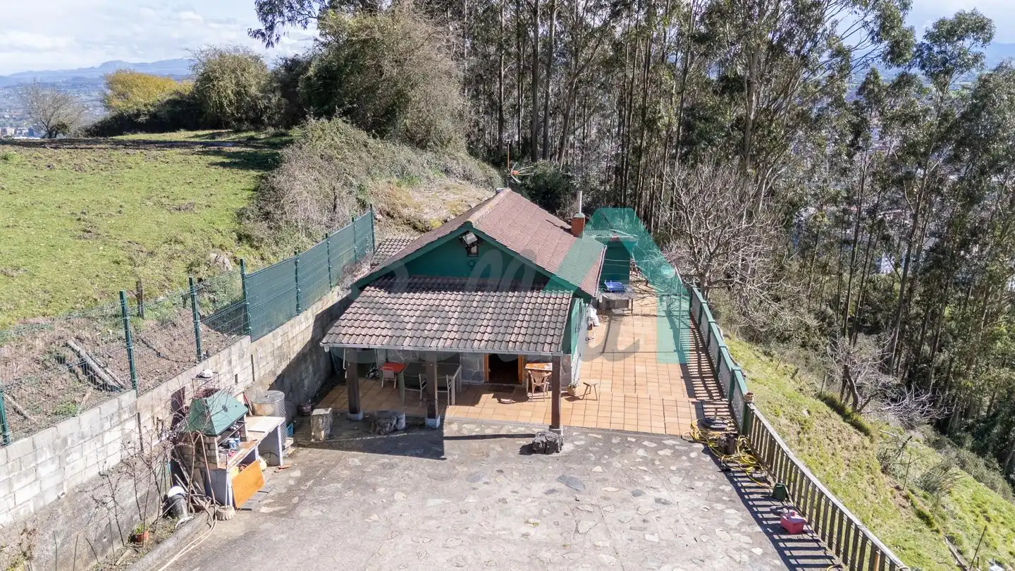 Vista exterior de Casa o xalet en venda en Oviedo  amb Jardí privat, Terrassa i Traster