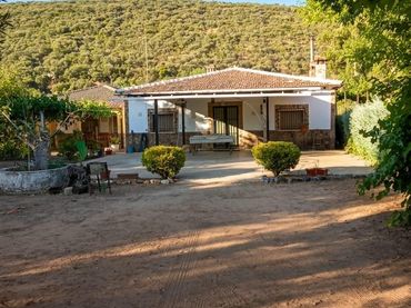 House with pool for sale in Barrio YEDRA