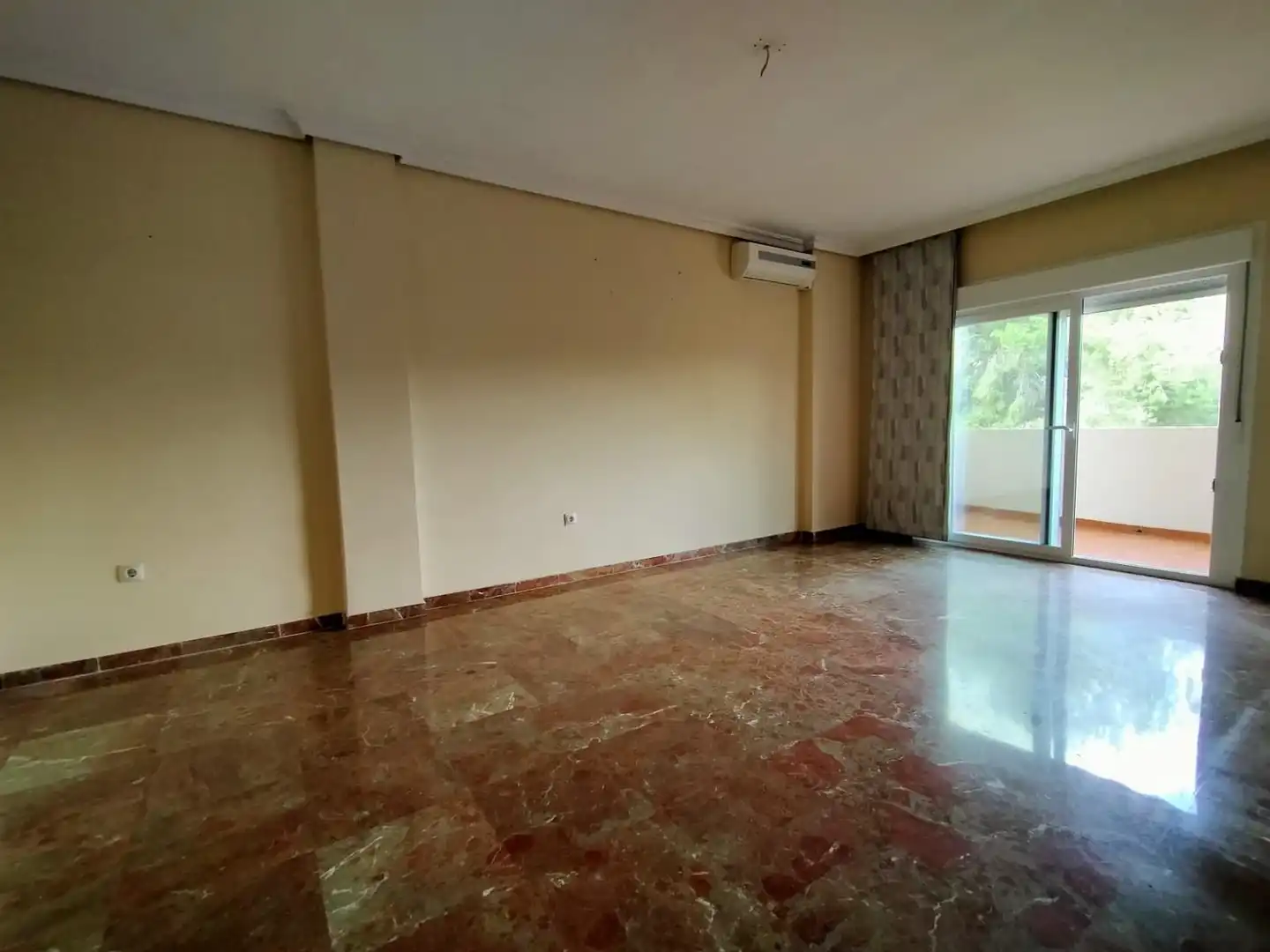 Living room of Flat for sale in Sevilla  with Air Conditioner and Terrace