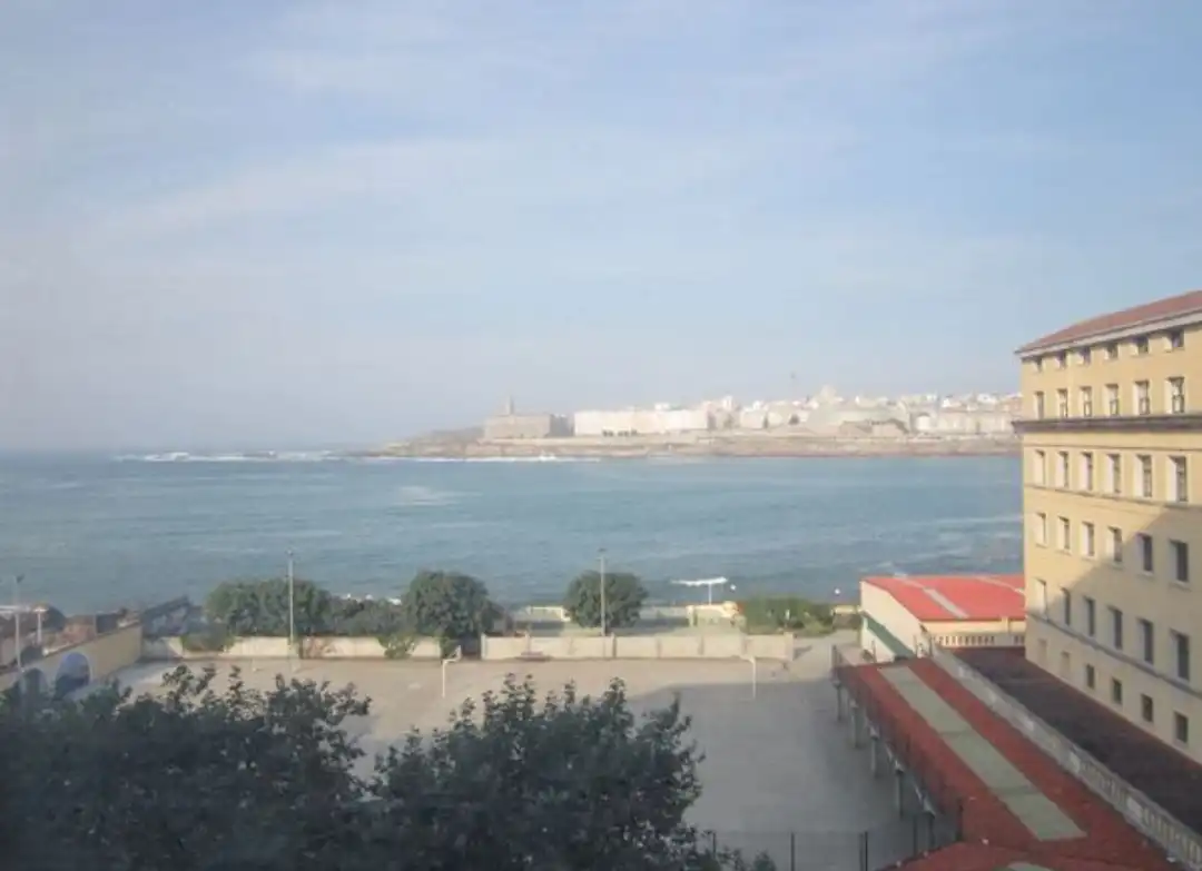 Vista exterior de Piso de alquiler en A Coruña Capital  con Calefacción, Amueblado y Horno