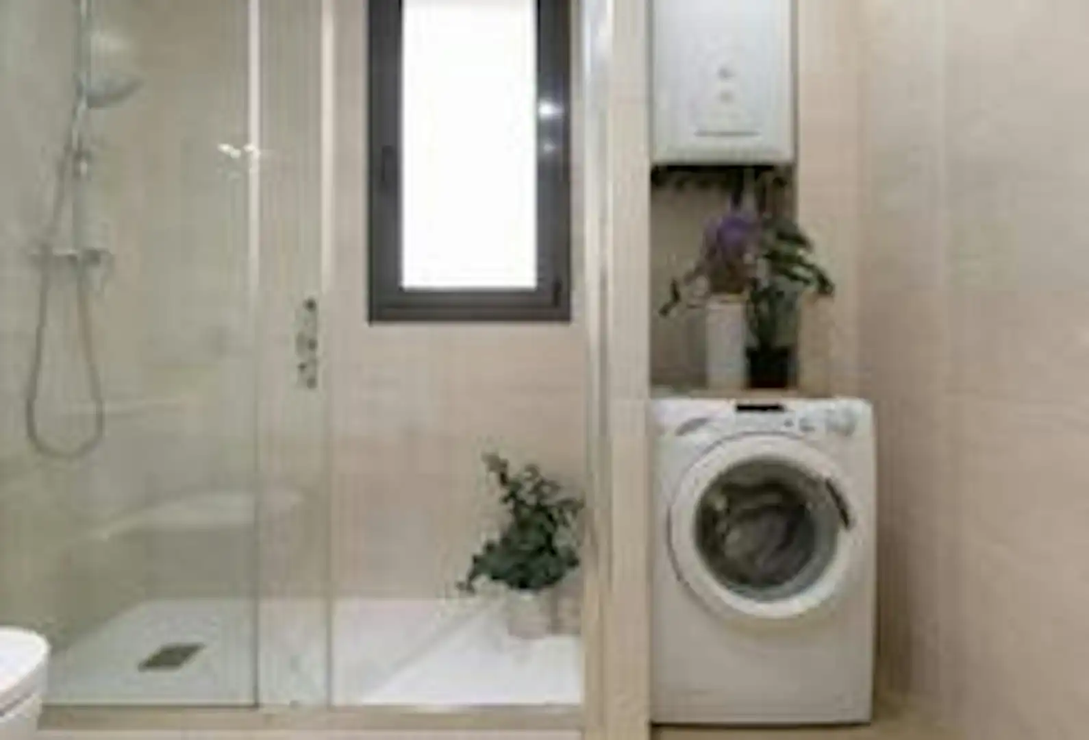 Bathroom of Flat for rent in Barcelona  with Furnished, Washing machine and TV