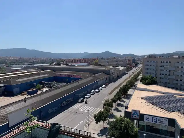 Vista exterior de Edificio en venta en Cerdanyola del Vallès