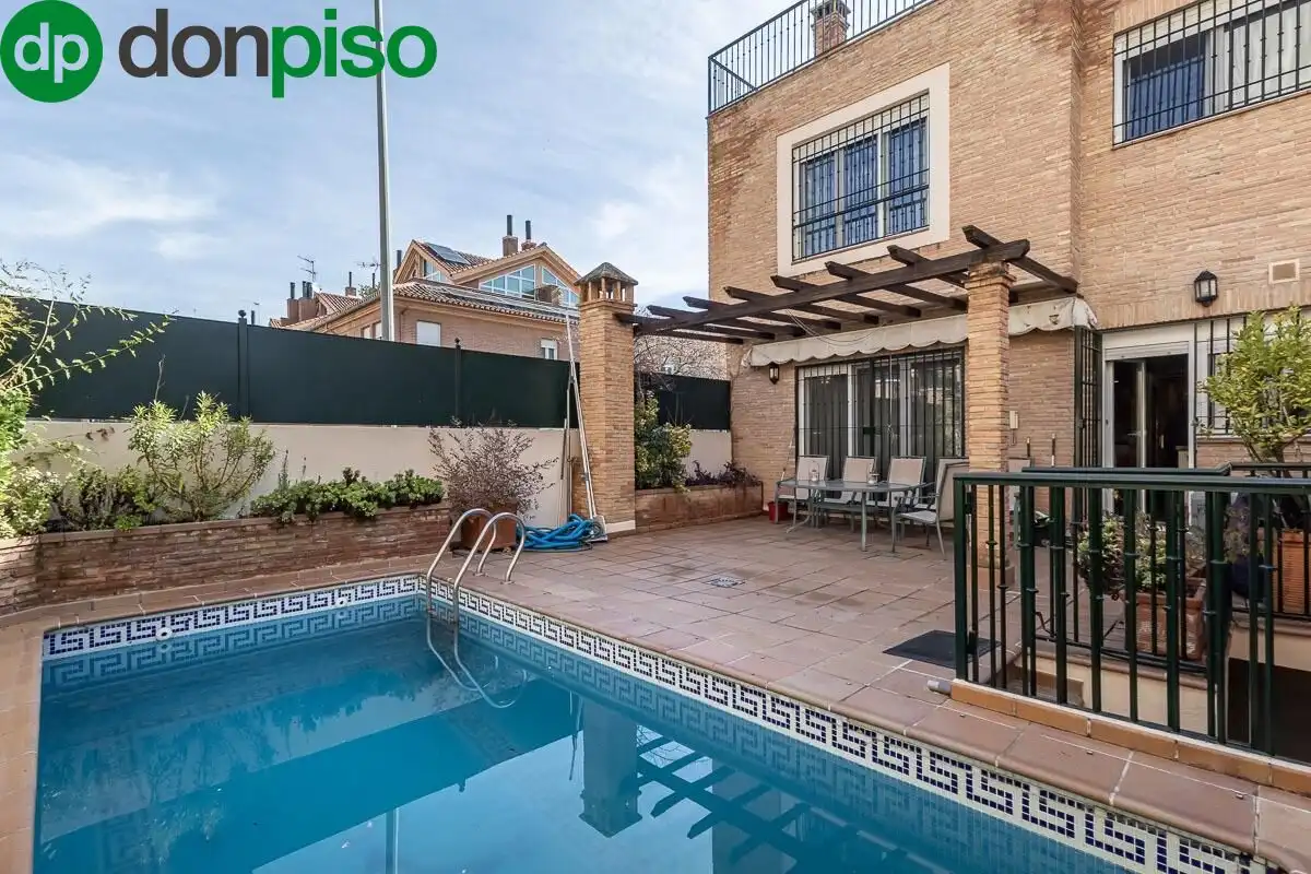 Piscina de Casa adosada en venta en Granada con Calefacción, Jardín privado y Terraza