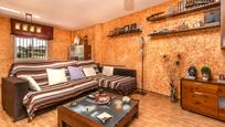 Sala d'estar de Casa adosada en venda en Vegas del Genil amb Piscina i Balcó