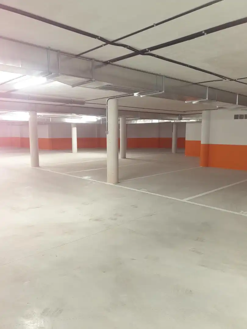 Parkplatz von Garage zur Miete in Siero