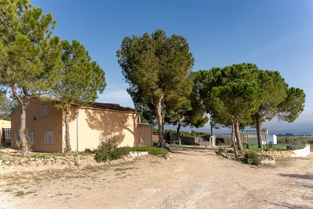 Vista exterior de Casa o chalet en venta en Castalla con Jardín privado, Piscina y Amueblado
