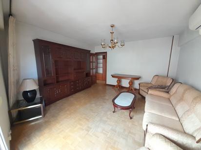 Sala d'estar de Pis en venda en  Madrid Capital amb Calefacció i Terrassa