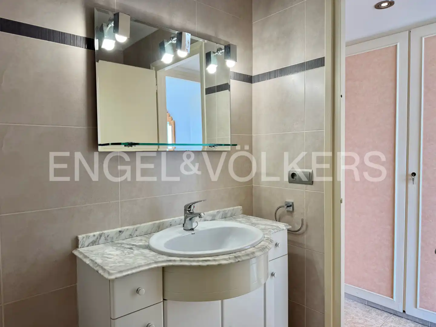 Badezimmer von Dachboden zum Verkauf in Salou mit Klimaanlage, Heizung und Terrasse