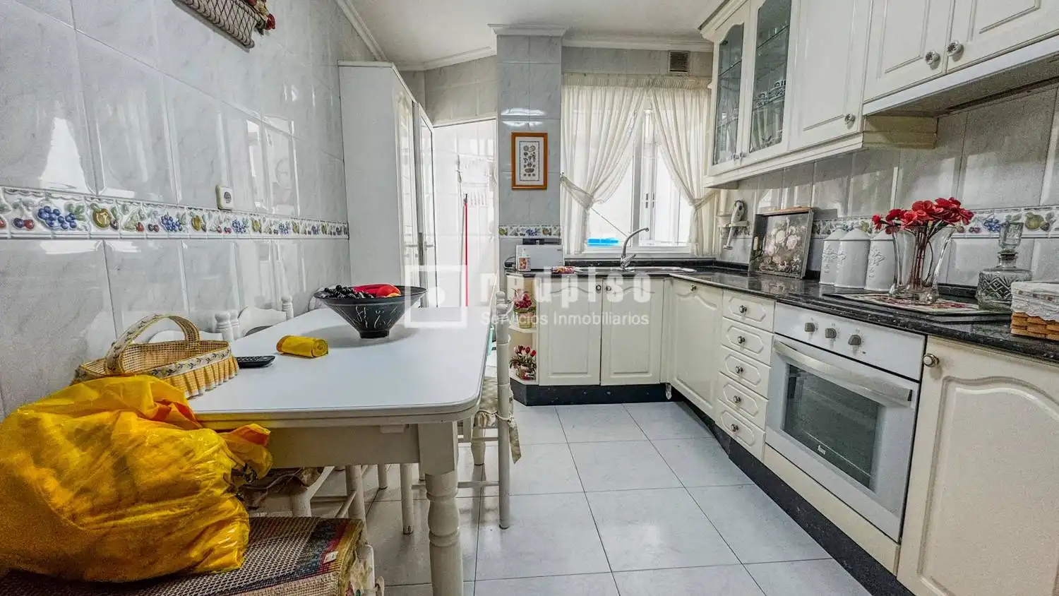 Cocina de Piso en venta en A Coruña Capital  con Parquet y Trastero