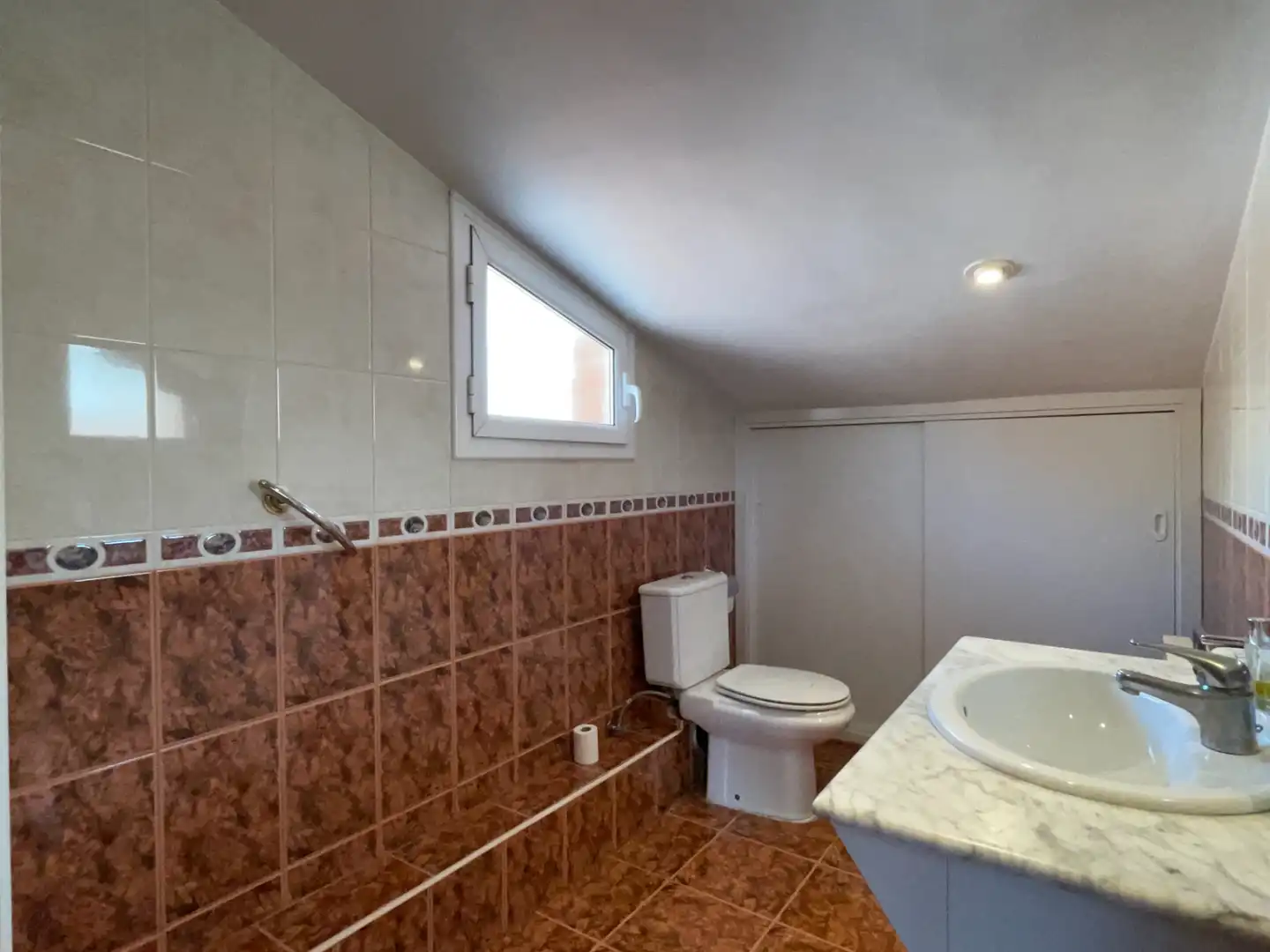 Badezimmer von Einfamilien-Reihenhaus zum Verkauf in Sant Vicenç de Montalt mit Klimaanlage, Heizung und Privatgarten