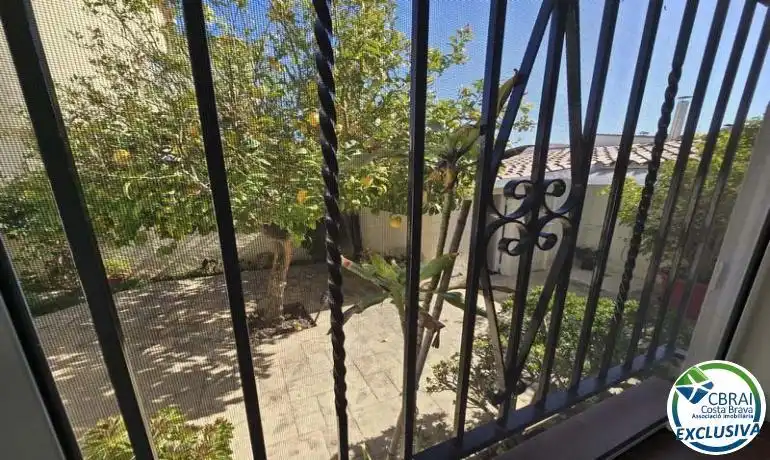 Vista exterior de Casa o xalet en venda en Empuriabrava amb Calefacció, Terrassa i Piscina