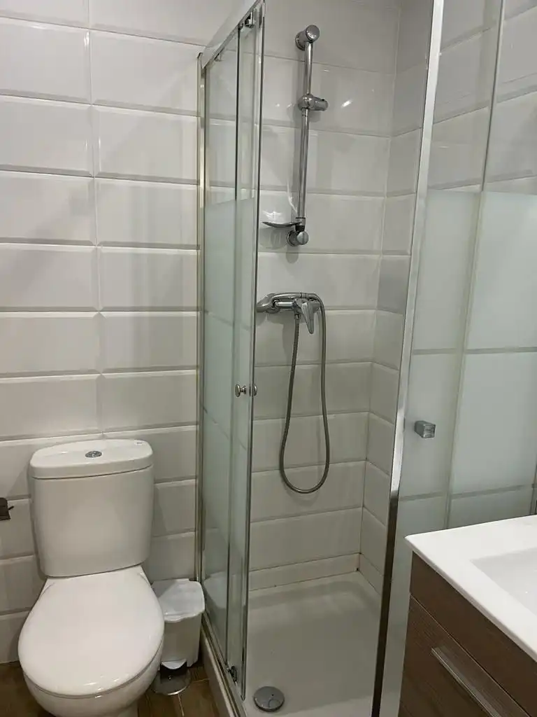 Bany de Estudi de lloguer en Granada amb Aire condicionat, Calefacció i Moblat