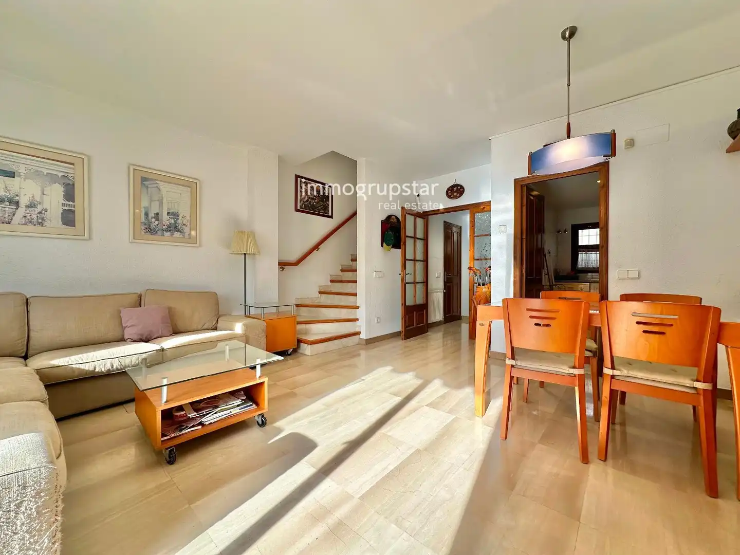 Wohnzimmer von Einfamilien-Reihenhaus zum Verkauf in Castell d'Aro, Platja d'Aro i s'Agaró mit Heizung, Privatgarten und Terrasse