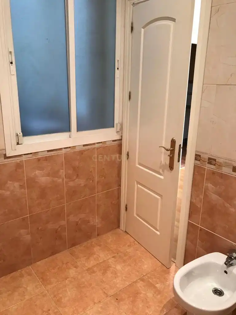 Bany de Apartament de lloguer en Madrid amb Aire condicionat, Forn i Rentadora