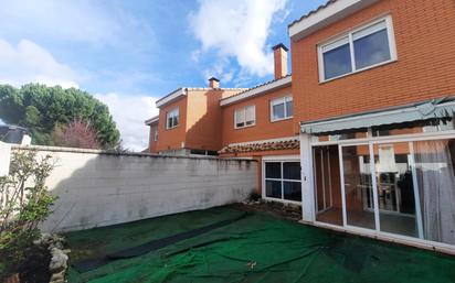 Vista exterior de Casa adosada en venda en Aldeamayor de San Martín amb Calefacció i Terrassa