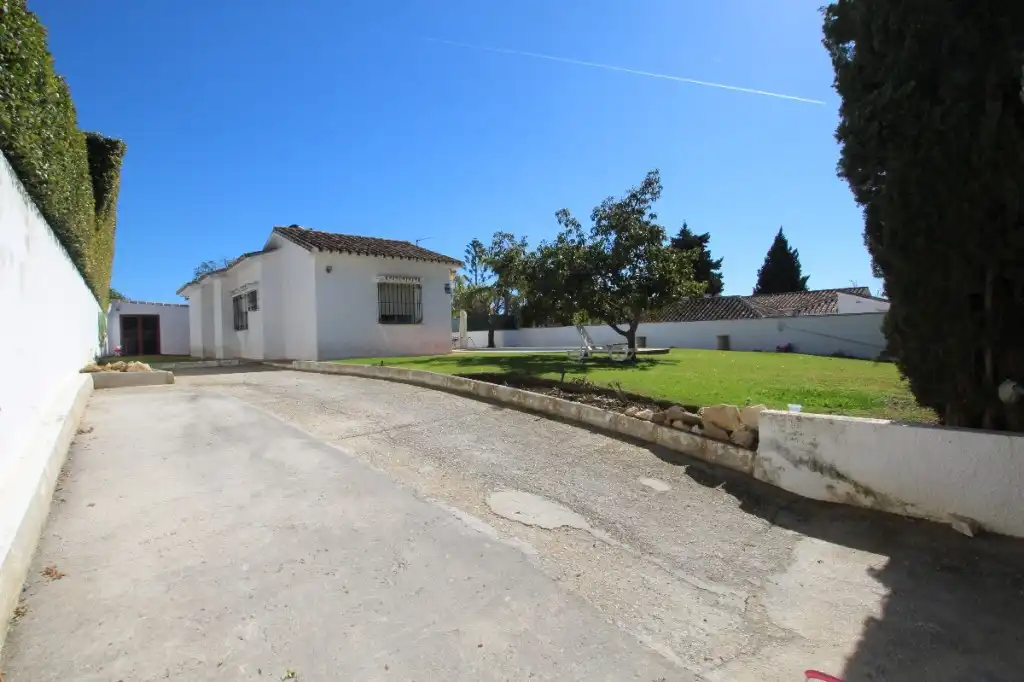 Vista exterior de Casa o xalet en venda en Marbella amb Aire condicionat, Jardí privat i Terrassa