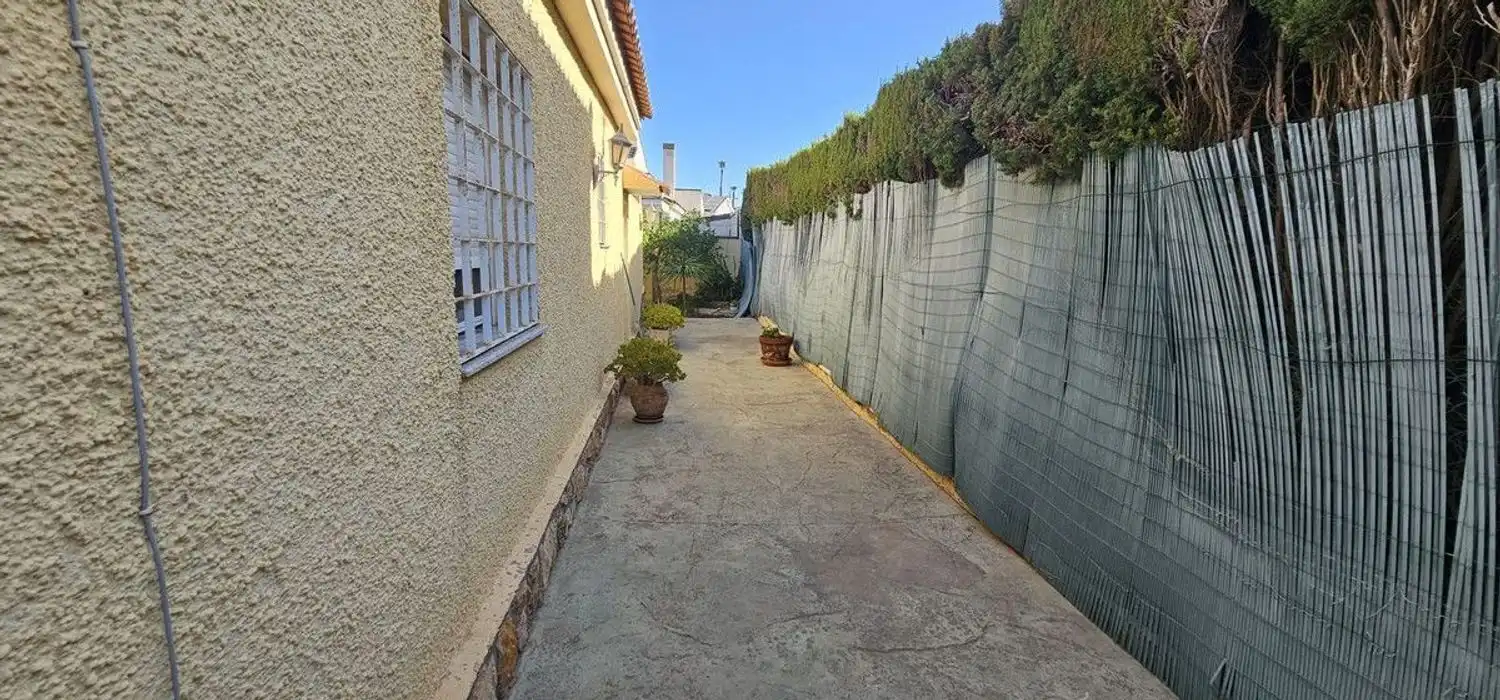 Vista exterior de Casa o xalet en venda en Orihuela amb Aire condicionat, Jardí privat i Terrassa
