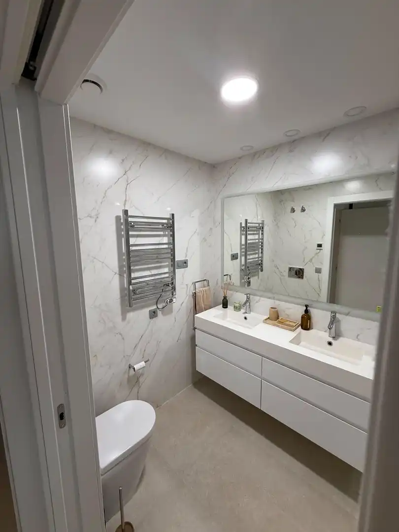Badezimmer von Wohnungen zur Miete in Benidorm mit Klimaanlage, Heizung und Privatgarten