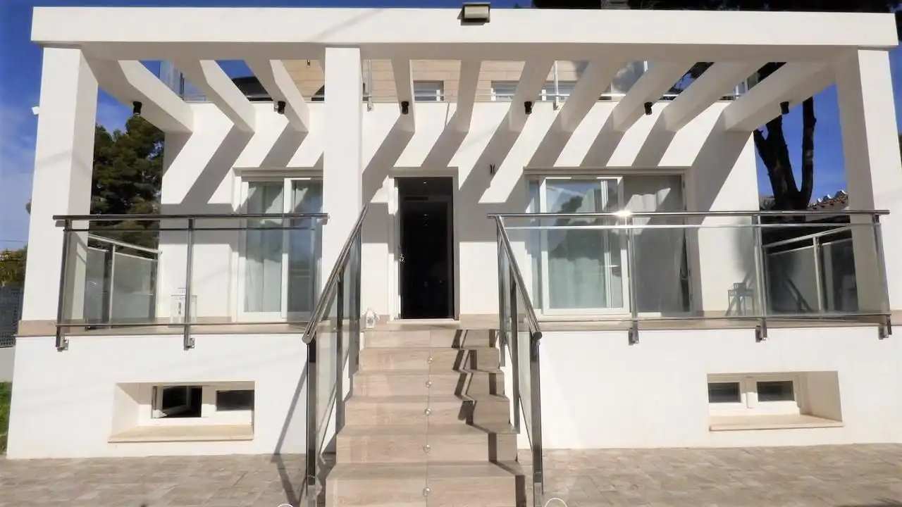 Vista exterior de Casa o chalet en venta en La Nucia con Aire acondicionado, Terraza y Piscina
