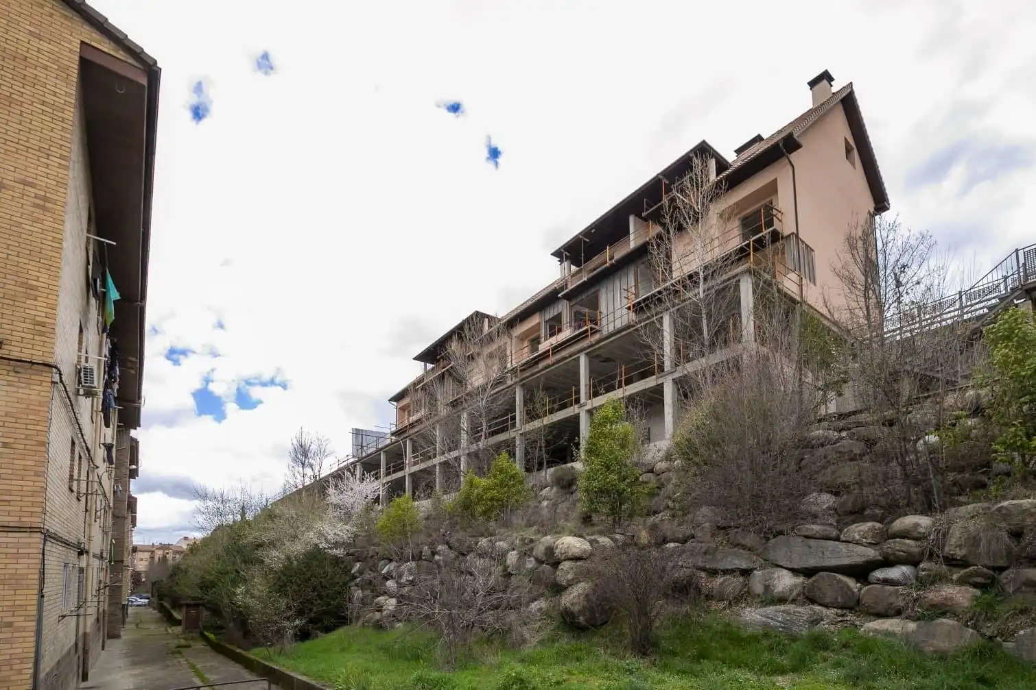 Vista exterior de Edificio en venta en Sabiñánigo