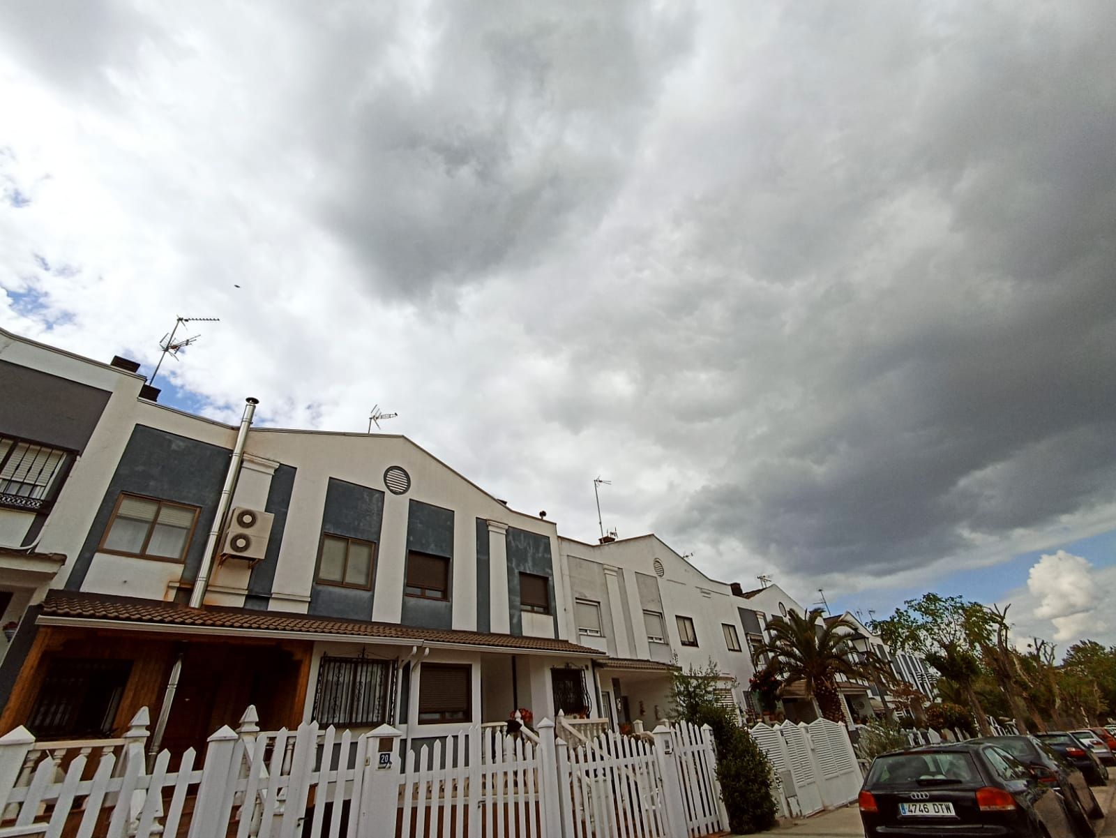 Exterior view of Single-family semi-detached for sale in Villaviciosa de Odón  with Air Conditioner, Heating and Private garden