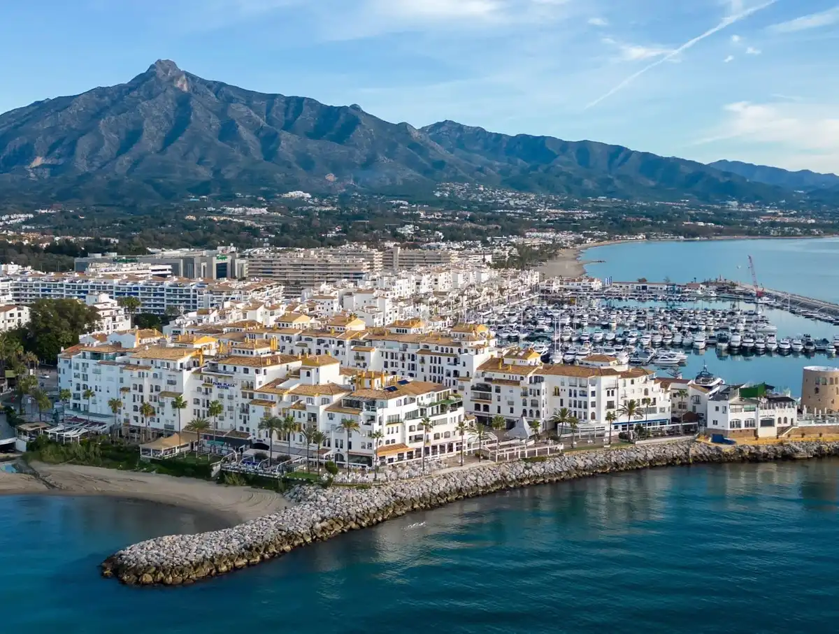 Vista exterior de Apartament en venda en Marbella amb Aire condicionat, Calefacció i Jardí privat