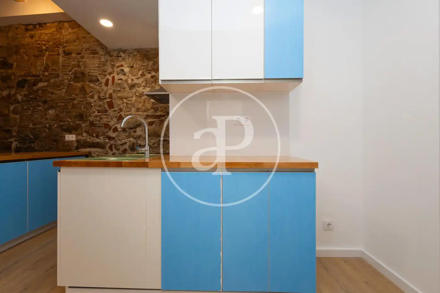 Küche von Wohnung zum Verkauf in Barcelona mit Klimaanlage und Heizung