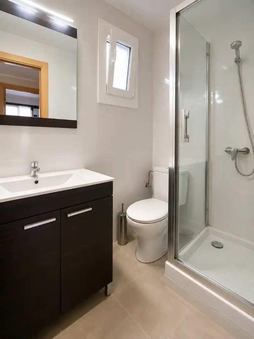 Badezimmer von Wohnung zum Verkauf in Vic mit Heizung und Ofen