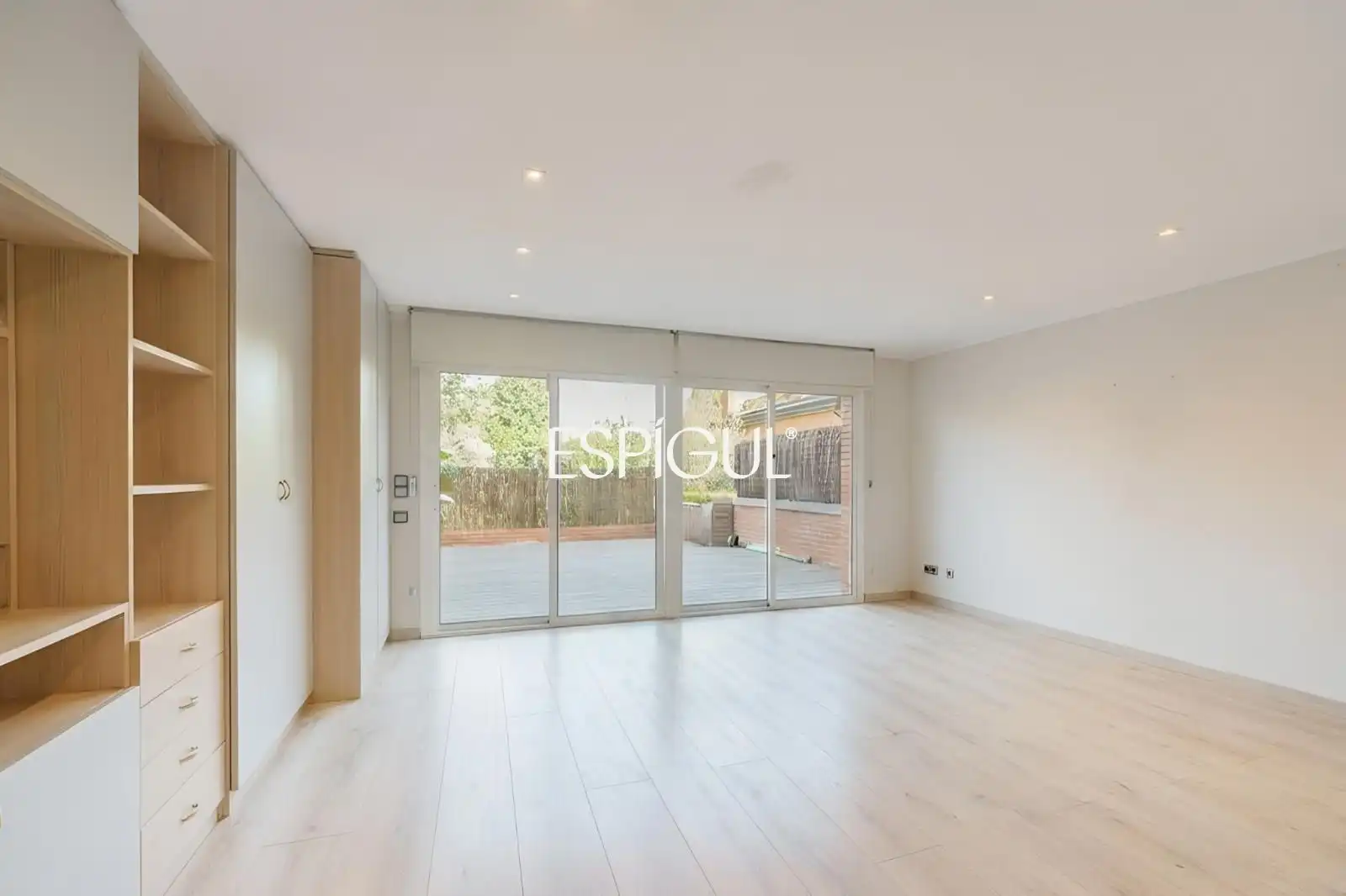 Sala de estar de Casa adosada en venta en Sant Cugat del Vallès con Aire acondicionado, Calefacción y Terraza