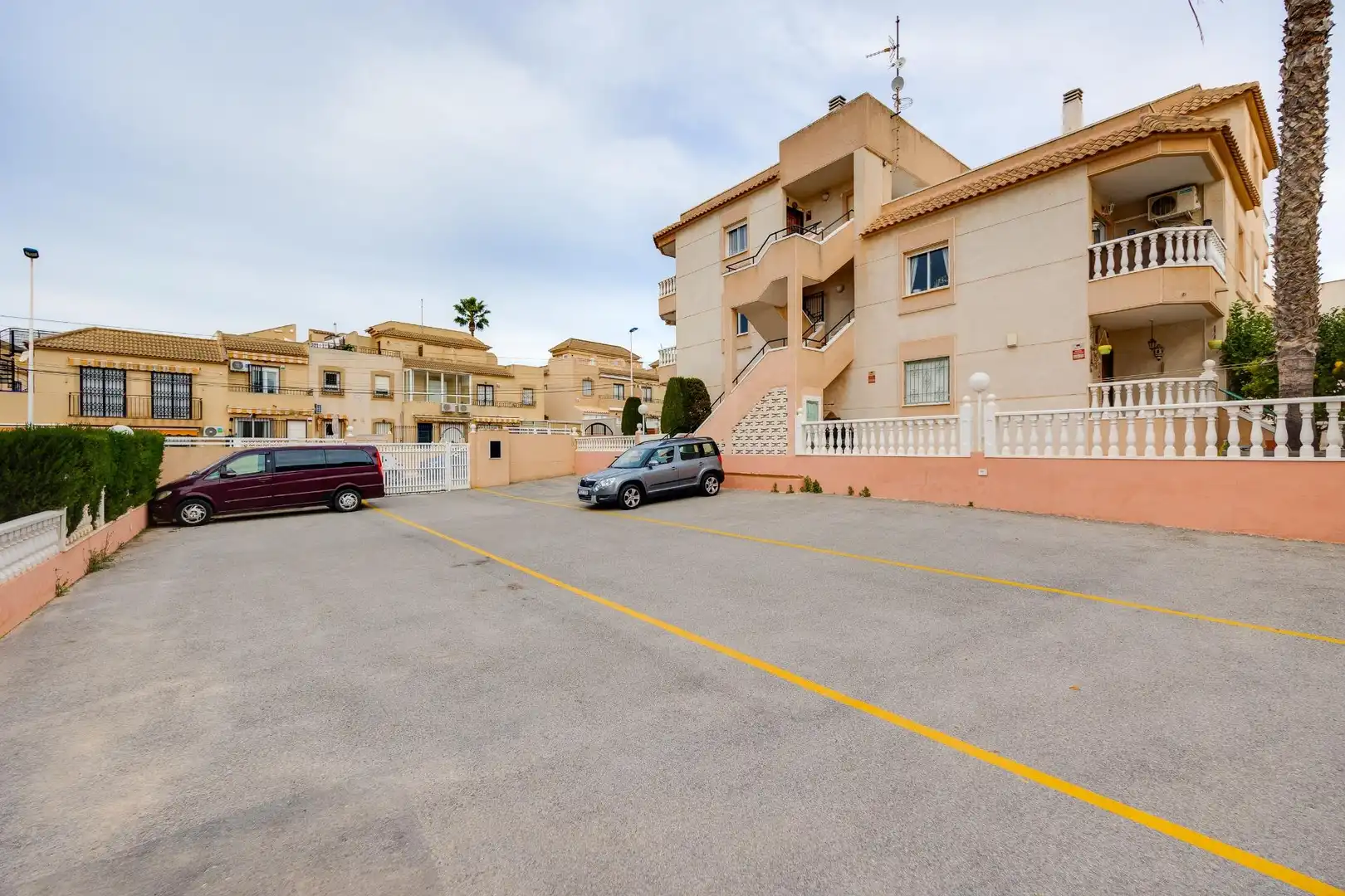 Aparcament de Apartament en venda en Torrevieja amb Aire condicionat, Jardí privat i Terrassa