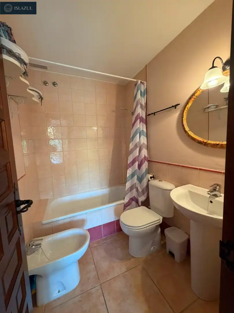 Badezimmer von Einfamilien-Reihenhaus zum Verkauf in Islantilla mit Privatgarten, Terrasse und Abstellraum