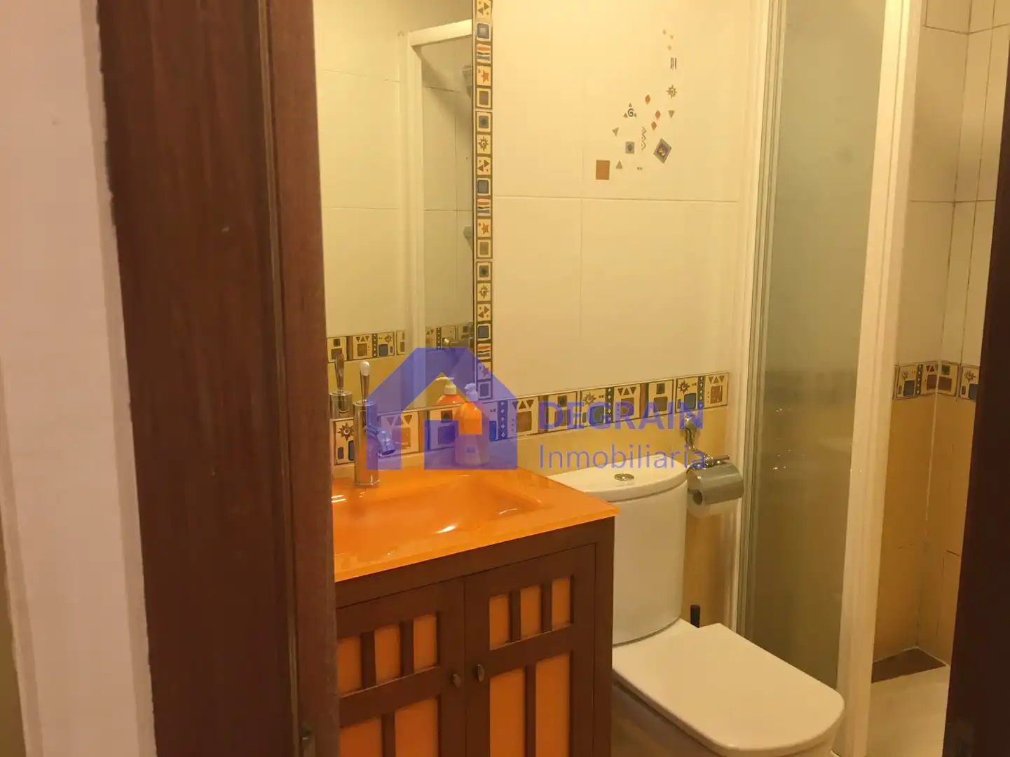 Baño de Piso de alquiler en Oviedo  con Calefacción y Balcón