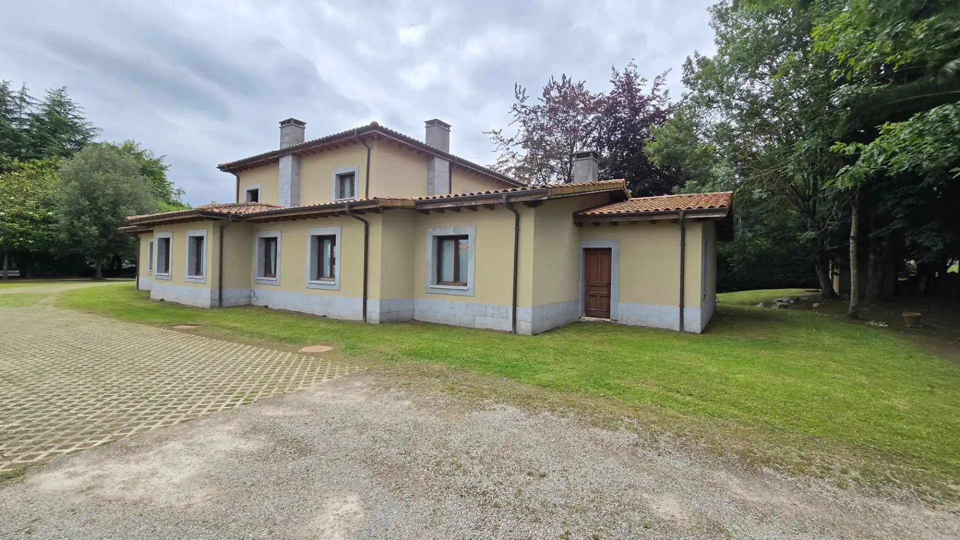 Vista exterior de Casa o xalet en venda en Llanes amb Calefacció, Jardí privat i Piscina