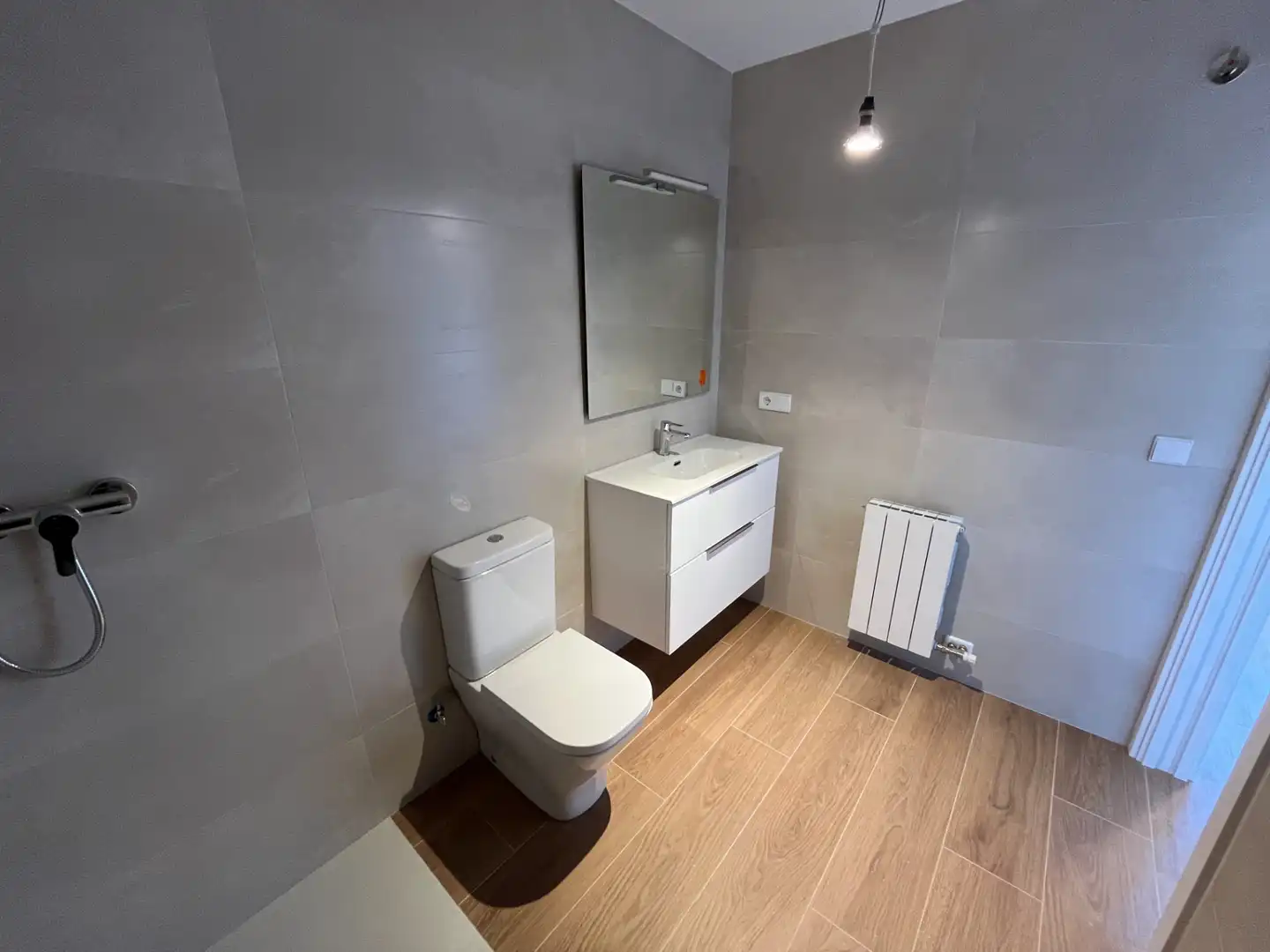 Baño de Casa adosada de alquiler en Cassà de la Selva con Aire acondicionado, Calefacción y Jardín privado