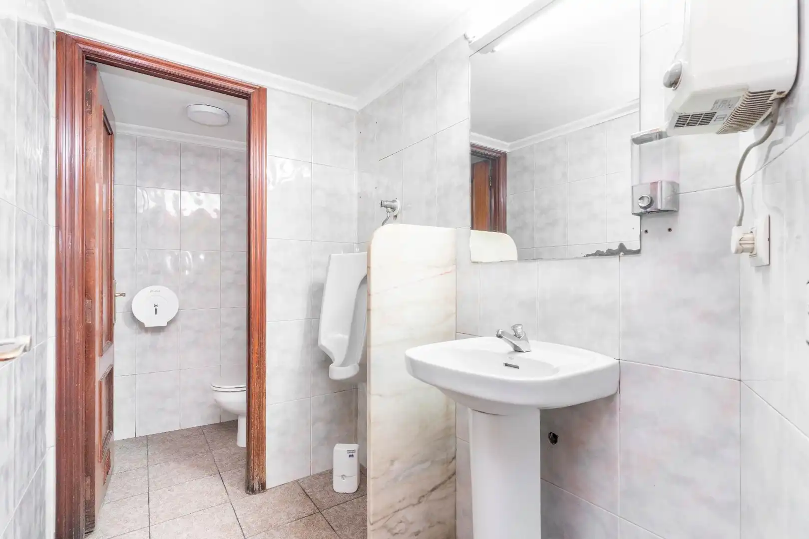Bathroom of Commercial properties for sale in Oviedo 
