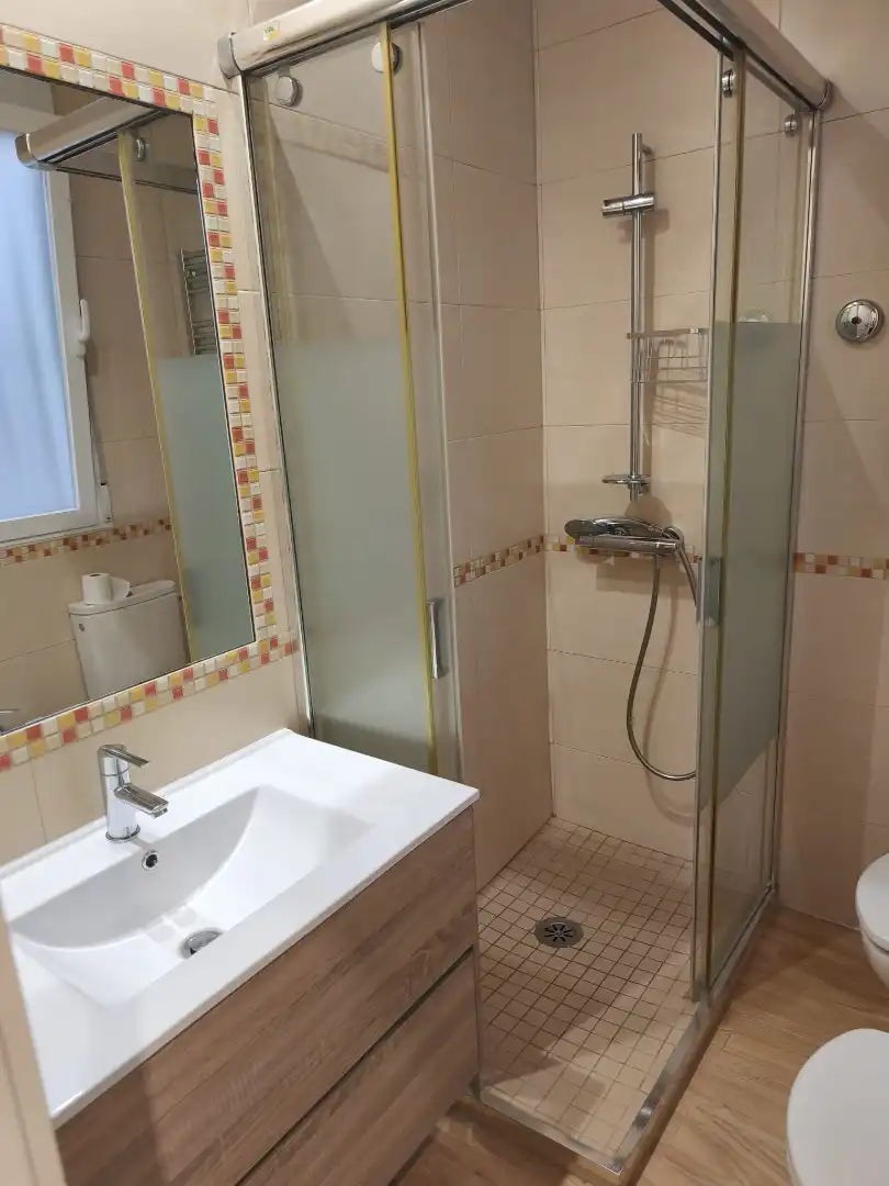 Baño de Piso de alquiler en Madrid con Calefacción, Horno y Lavadora